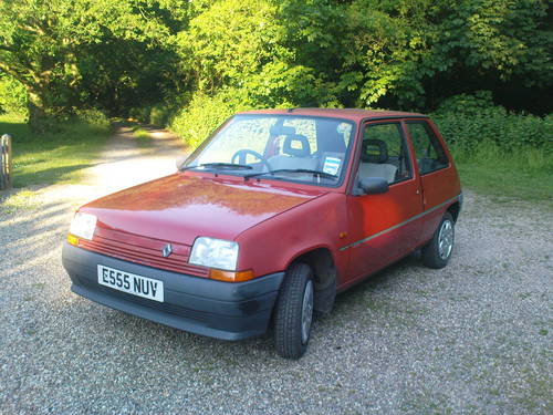 renault 5 campus in red