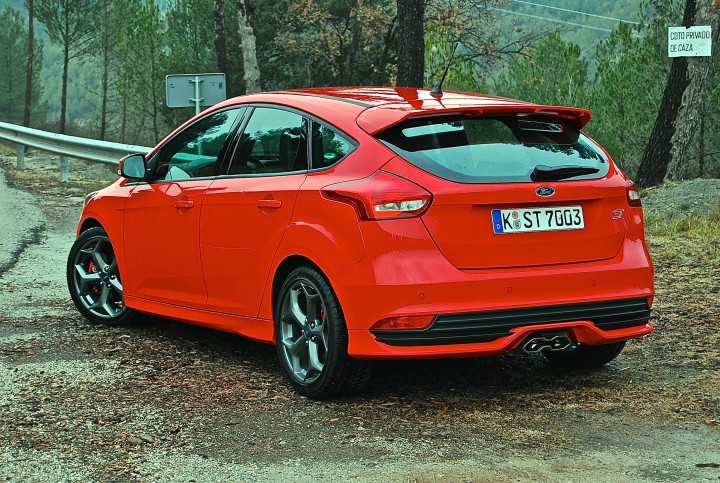 2015_ford_focus_st_diesel_red_hatch - Driving Torque